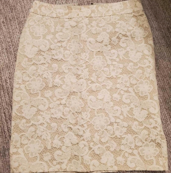 Banana Republic Dresses & Skirts - Size 6 Cream Banana Republic Skirt